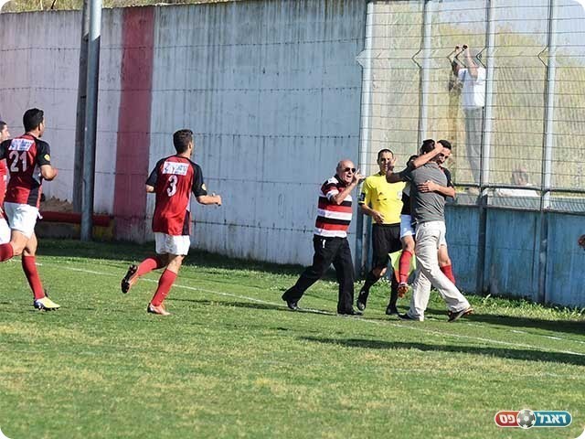 השתולל אחרי השער, בוארון יחד עם אסולין (ארנון לוי)